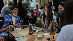 Un grupo de j�venes, en una terraza en el centro de A Coru�a