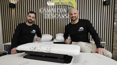 Jose (izquierda) y Marco Laba�n con el dispositivo, en primer t�rmino, que han inventado para regular la altura de las almohadas.