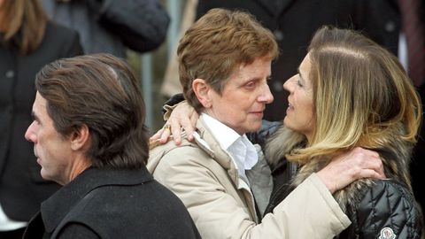 Mar�a Isabel Fraga, consolada por Ana Botella, mujer de Jos� Mar�a Aznar, a la izquierda en la foto, durante el funeral de su padre