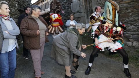 Os felos percorren Maceda.A comitiva co personaxe do entroido visita os pobos do municipio e a Serra de San Mamede