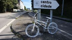 Bicicleta blanca colocada por compaeros ciclistas de Plcido en el lugar de la avenida Mestra Victoria Mguez donde muri este martes alcanzado por un coche