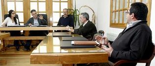 El alcalde (segundo por la izquierda)w, debatiendo en el pleno de ayer con el portavoz del PP (a la derecha).