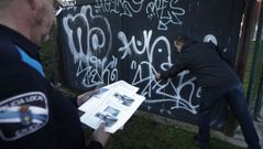 Antonio T. examina con un polic�a local un grafiti