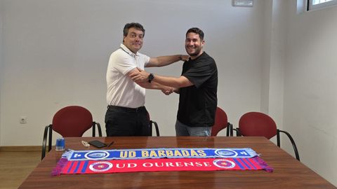 Javier Orb�n, presidente de la UD Ourense, y Pablo Campelo, presidente de la UD Barbad�s, tras firmar el convenio de filialidad entre ambos clubes