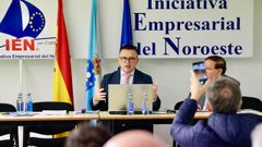 El conselleiro de Emprego en Fene con Manuel P�rez, presidente de IEN por Europa