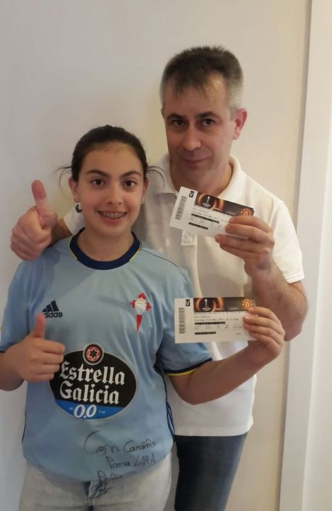 Javier Bastos, de Os Zoqueiros de O Porrio, y su hija, con sus entradas