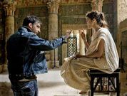 Alejandro Amen�bar da instrucciones a Rachel Weisz durante el rodaje de ��gora�.