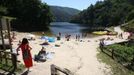 Visitantes y lugareos en la playa fluvial de A Cova (O Saviao), en los das de calor de finales de este mes de abril