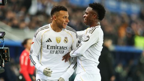 Mbapp celebra con Vinicius despus de anotar el primer gol madridista.