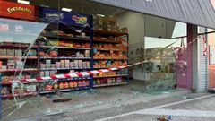Cristalera de la tienda de chucher�as contra la que alunizaron unos ladrones en el pol�gono de A Grela