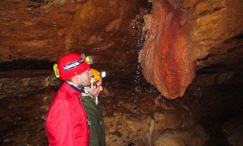 Espelelogos del ECDC durante una reciente visita a la cueva de Ceza, en la sierra de O Courel. 