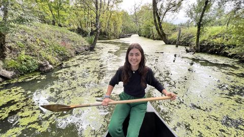 Viaje en barca a travs de las inacabables marismas y canales de la Venecia Verde, en Maillezais