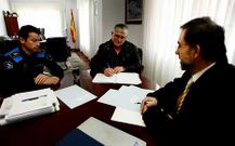 Porto y Pastor, con el agente Jos� Manuel Blanco, en la reuni�n.