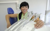Mar�a Font�n Su�rez, en las instalaciones de la cl�nica Clinident en Lal�n. 