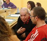 Xos� Regueira dialoga con los ediles de Terra Galega. 