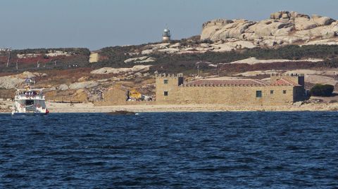 S�lvora es una de las joyas del litoral gallego. A un tiro de piedra, no sin peligro al naufragio, desde el puerto de Agui�o, alberga una antigua f�brica de salaz�n.
