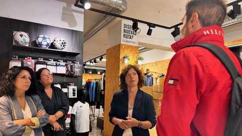 La diputada provincial Rosa Ana Garca visit algunos comercios de Cee mientras todava estaba en marcha la campaa
