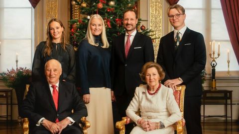 Felicitaci�n navide�a con�los reyes Harald y Sonia de Noruega; los pr�ncipes herederos, Haakon y Mette-Marit, junto a sus hijos, la princesa Ingrid y el pr�ncipe Sverre Magnus