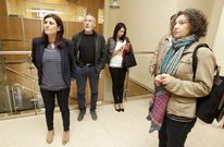 F�tima Abal y V�ctor Caama�o -primeros por la izquierda-, en el Concello el pasado lunes. 