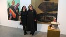 Asunta Rodr�guez (derecha) junto a Fabiola Barreiro, que trabaja en Trinta, ayer al inaugurar la muestra de aniversario.