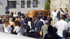 Funeral de Jonathan Se�or�ns, el hombre de 31 a�os que muri� por el disparo de un polic�a, este mi�rcoles en Cambados. Mucha gente joven, tensi�n y dolor contenidos, y un silencio monol�tico marcaron el funeral en Santa Mari�a.