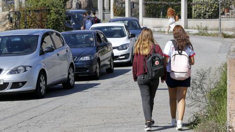 Unas estudiantes de camino al centro escolar en Vilaxo�n