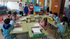 Alumnos del colegio explican a sus compa�eros m�s peque�os c�mo reducir en consumo de energ�a