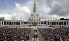 Peregrinos asisten a misa en el santuario de F�tima en Portugal.