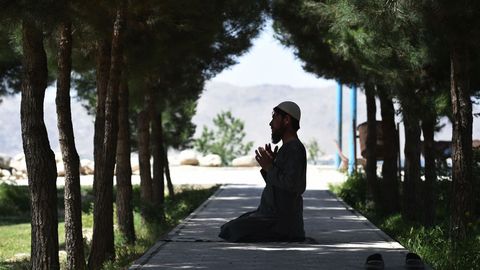 Un musulm�n reza durante el Ramadan en Kabul, capital afgana