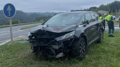 El monovolumen, con el cap&oacute; destrozado este martes en el cruce de Queir&iacute;s.