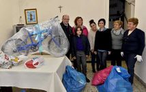 Luis Ayala e integrantes de la directiva recibieron ayer la bici de manos de Hadri�n Romero.