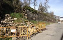La imagen de la izquierda muestra el rebaje de terreno que se ejecut� para hacer la carretera en el a�o 1986 justo en el lugar en el que se produjo el derrumbe en 2014.