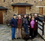 Vicente Ansola, en el centro, ayer con vecinos.