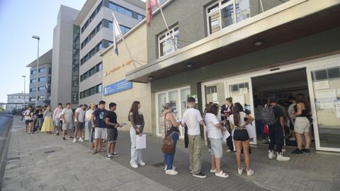 Alumnos de FP esperando para matricularse en el CIFP Politécnico de Lugo