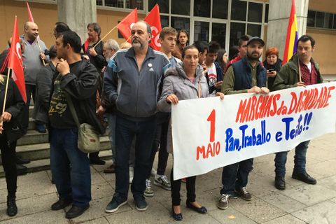 <span lang= es-es >MARCHAS DA DIGNIDADE</span>. Miembros de este colectivo se concentraron en la plaza del Concello ribeirense en protesta por la precariedad laboral y por las desigualdades sociales.