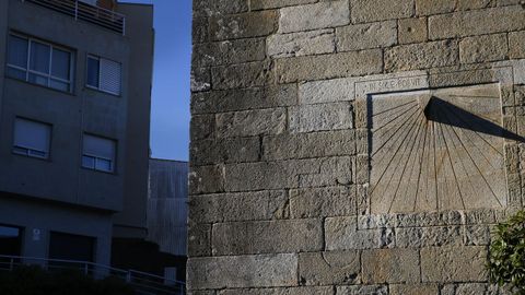 La iglesia de Santa Mara A Antiga en la parroquia del Caramial tiene un reloj de sol en su fachada sur.