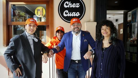 Luis Cuao, candidato a la C�mara de Representantes de Colombia, con compatriotas, en el local que dirige su prima en la calle Troncoso