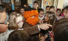 El tradicional personaje lleg� ayer desde O Courel para estar con los ni�os de los colegios Fogar y A Cristina