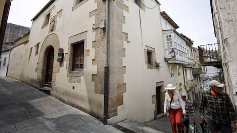 Según datos de la Oficina de Rehabilitación, la construcción más antigua data del siglo XVI y está ubicada en el número 24 de la calle Rosalía de Castro, que es el 26 de la calle Fernández Victorio