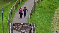 Dos mujeres pasean este viernes por el parque de Invierno de Oviedo
