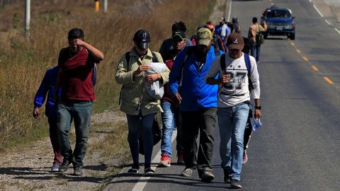 Un millar de migrantes integran la caravana que el lunes parti� de Honduras