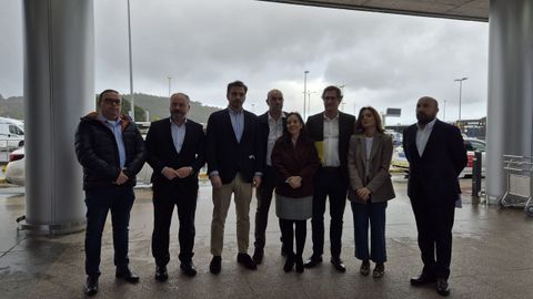 Representantes de los taxistas de A Coru�a y Culleredo, junto a representantes de la Xunta, el Concello de A Coru�a y del alcalde cullerdense.