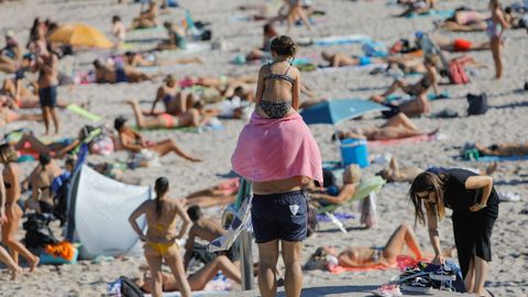Ambiente en la playa de Riazor de A Coruña este sábado