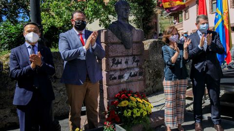 La vicepresidenta primera del Gobierno, Carmen Calvo, el presidente del Principado, Adri�n Barb�n (2i) y los alcaldes de Tineo y de Cabezas de San Juan, Jos� Ram�n Feito (d) y Francisco Jose Roja (i) respectivamente, durante el homenaje al general Riego 