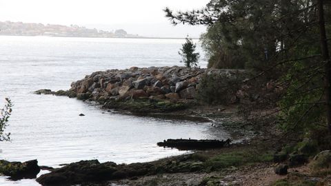 Costas derrib� el antiguo espig�n de Neix�n y est� colocando unas piedras para contener el terreno 