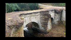La vegetaci�n que cubr�a el puente, situado en la localidad de Lousadela, ya fue retirada por completo