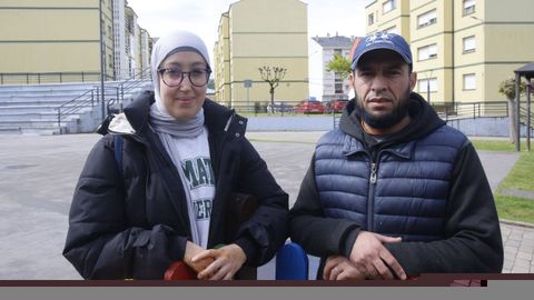 Esta pareja de Marruecos tiene su vida en Sarria desde hace años y no logra cambiar de piso