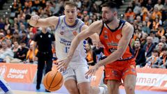 Danilo Brnovic maneja el bal�n en el partido de la primera vuelta ante el Palencia.
