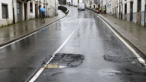 La red viaria local est� plagada de baches. En la imagen, As Rodas esta misma semana.
