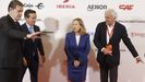 Calvi�o se niega a hacerse la foto en un acto de la patronal por ser la �nica mujer